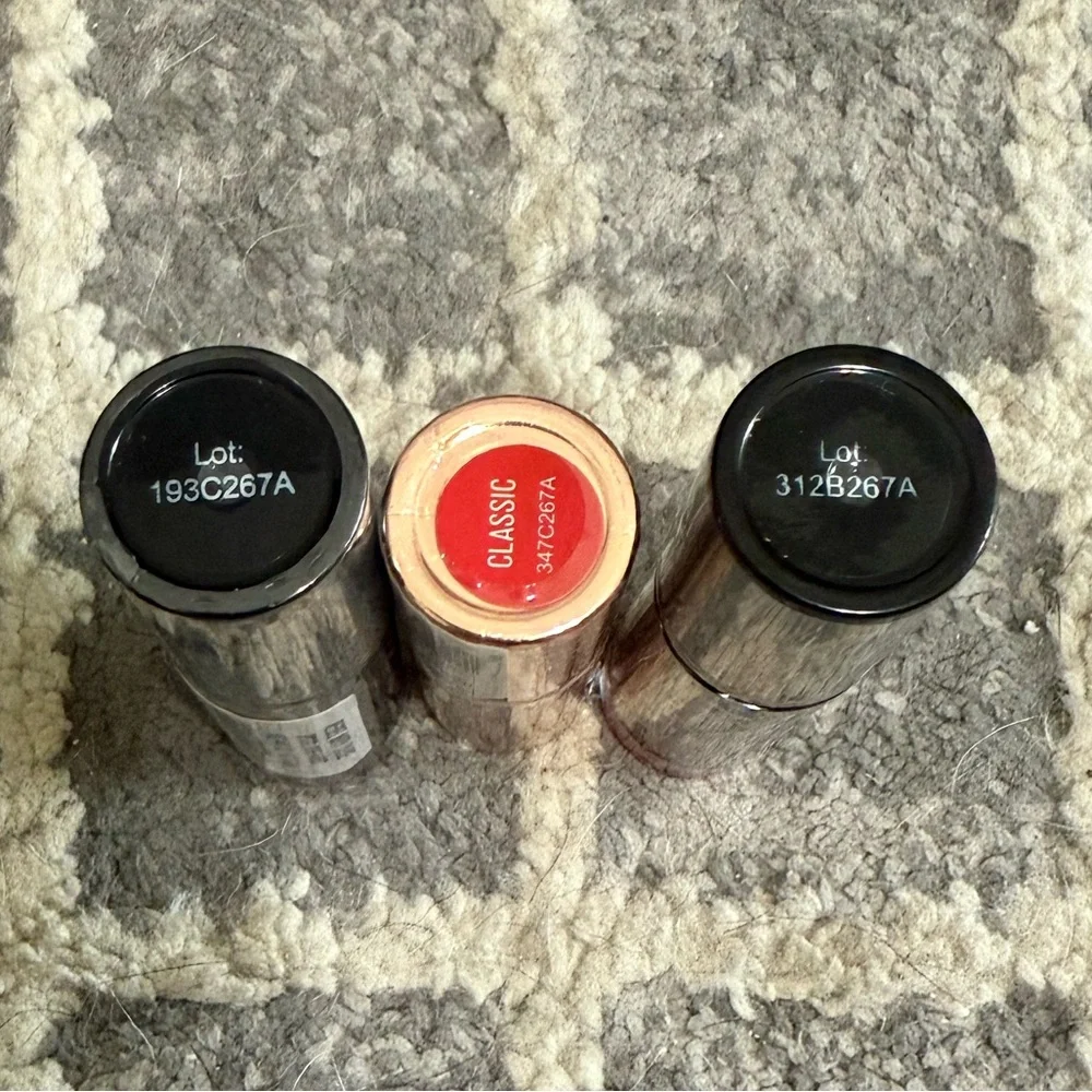 MAKEUP REVOLUTION Set of 3 lipsticks classic‎ red, plum, pink